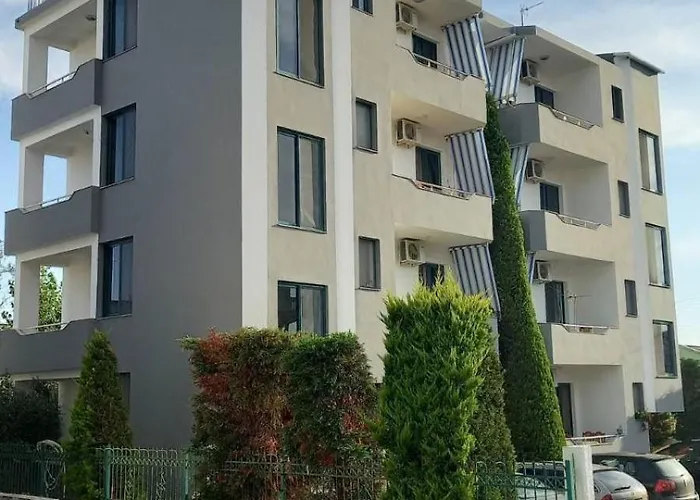 Vellezerit Celaj Hotel *